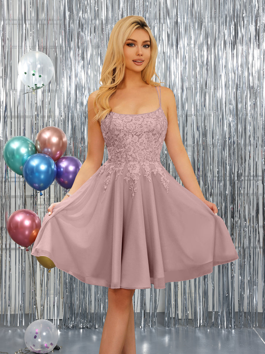 Vestidos Curtos Sem Mangas com Alças Finas Evasê e Apliques