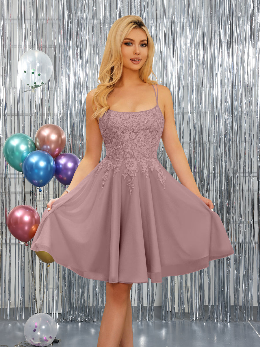 Vestidos Curtos Sem Mangas com Alças Finas Evasê e Apliques