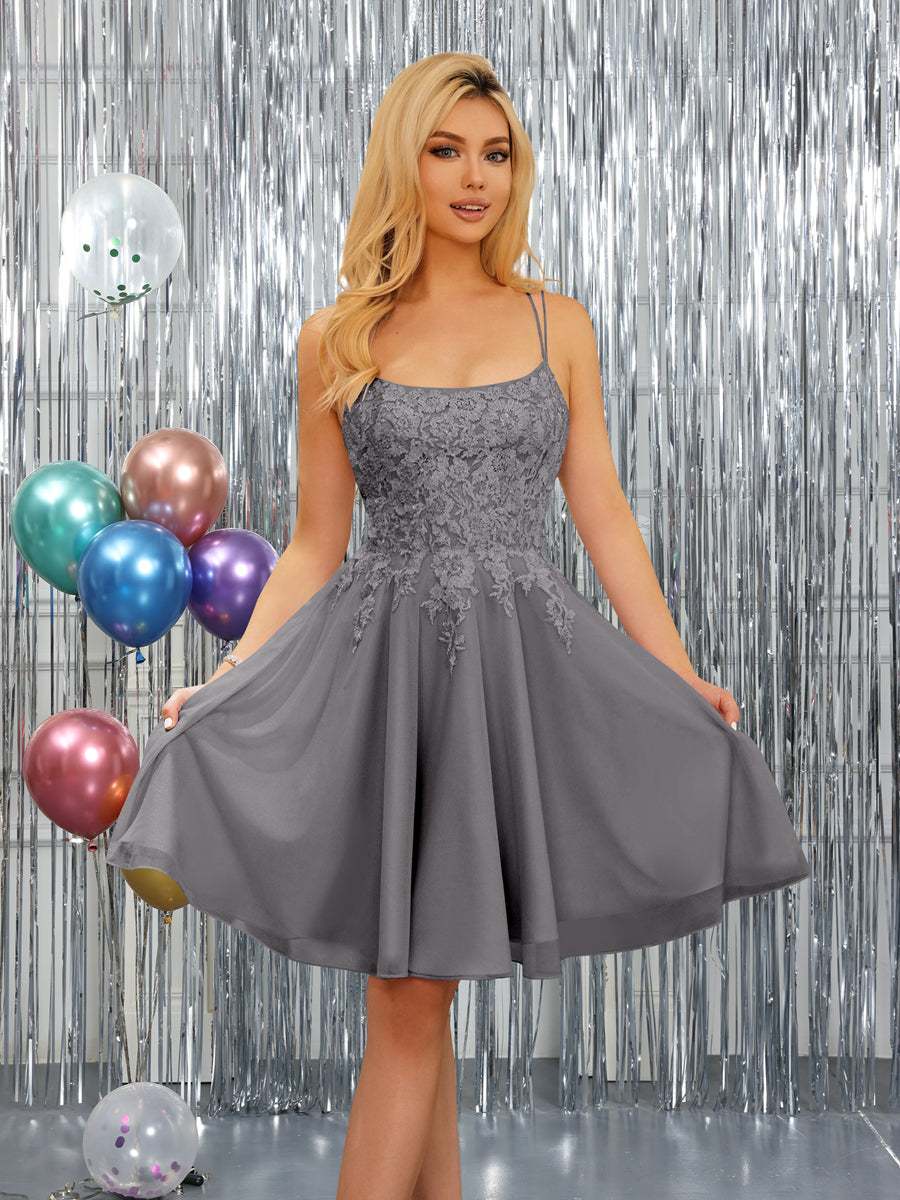 Vestidos Curtos Sem Mangas com Alças Finas Evasê e Apliques