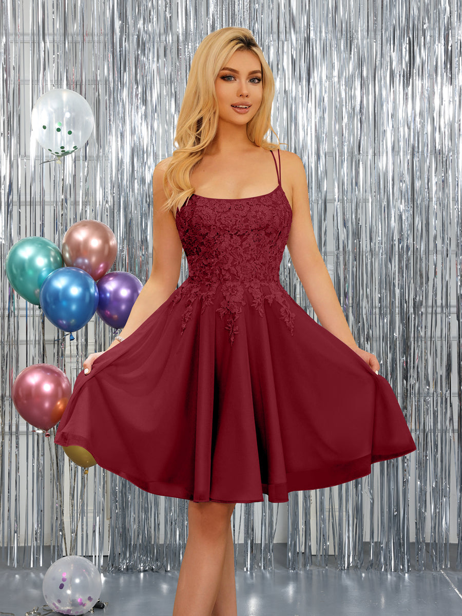Vestidos Curtos Sem Mangas com Alças Finas Evasê e Apliques