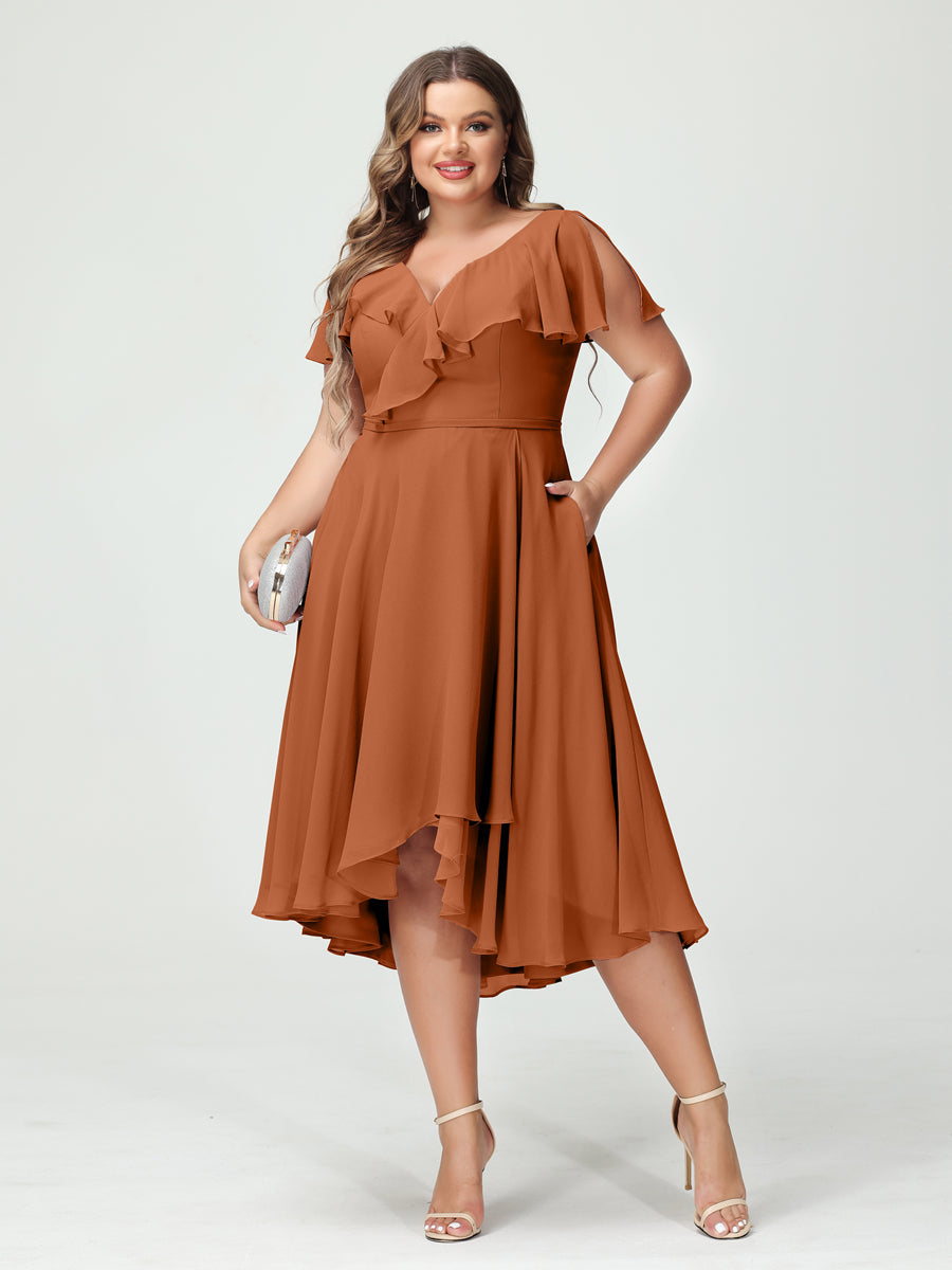 Princesa/Formato A Decote Em V Manga Curta Chiffon Babados Alto/Baixo Plus Size Vestidos de Dama de Honra com Bolsos