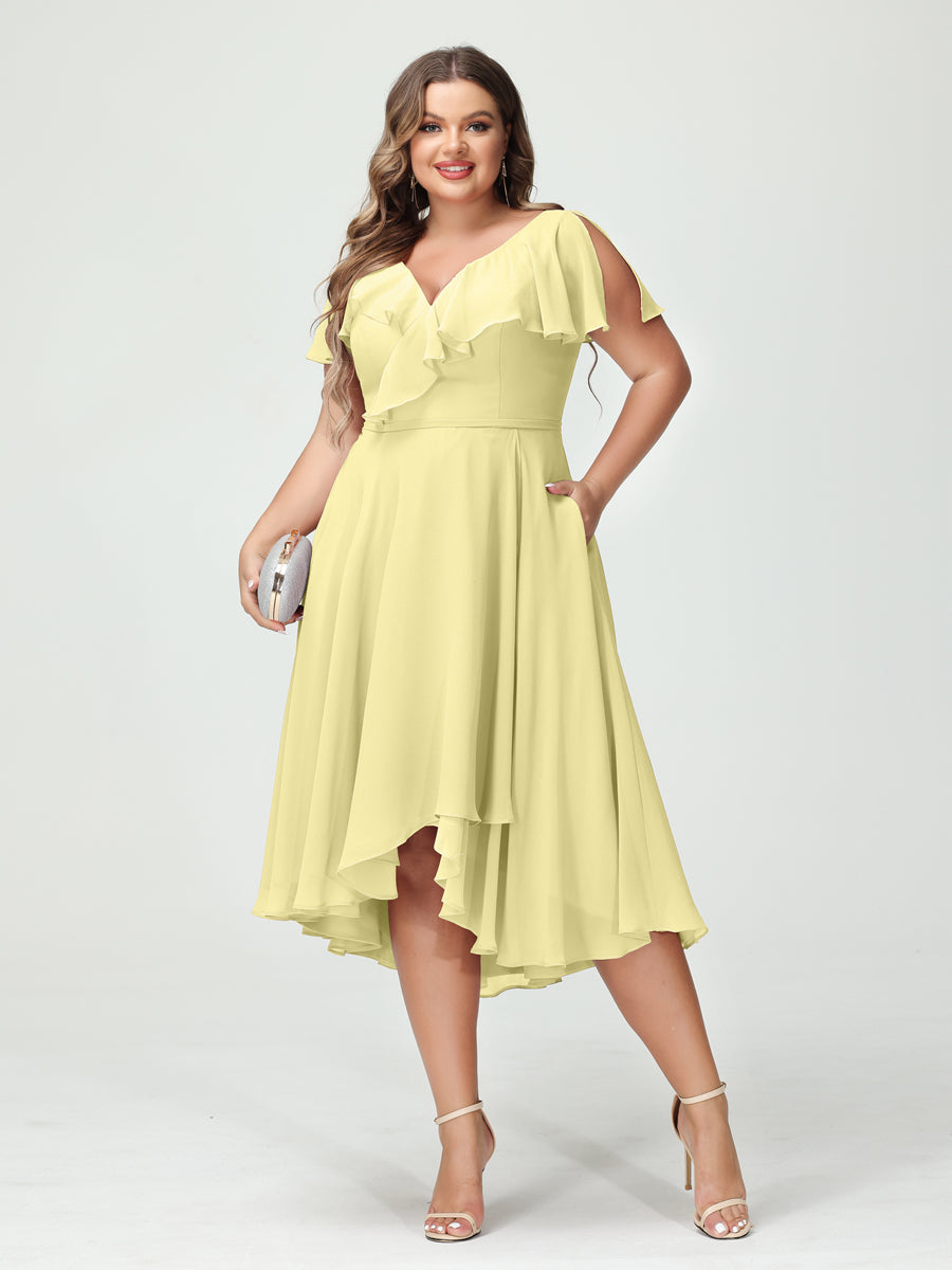 Princesa/Formato A Decote Em V Manga Curta Chiffon Babados Alto/Baixo Plus Size Vestidos de Dama de Honra com Bolsos