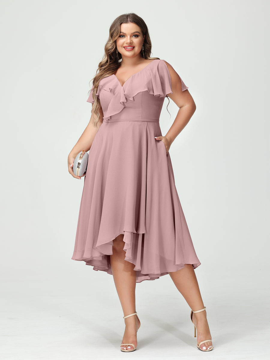 Princesa/Formato A Decote Em V Manga Curta Chiffon Babados Alto/Baixo Plus Size Vestidos de Dama de Honra com Bolsos