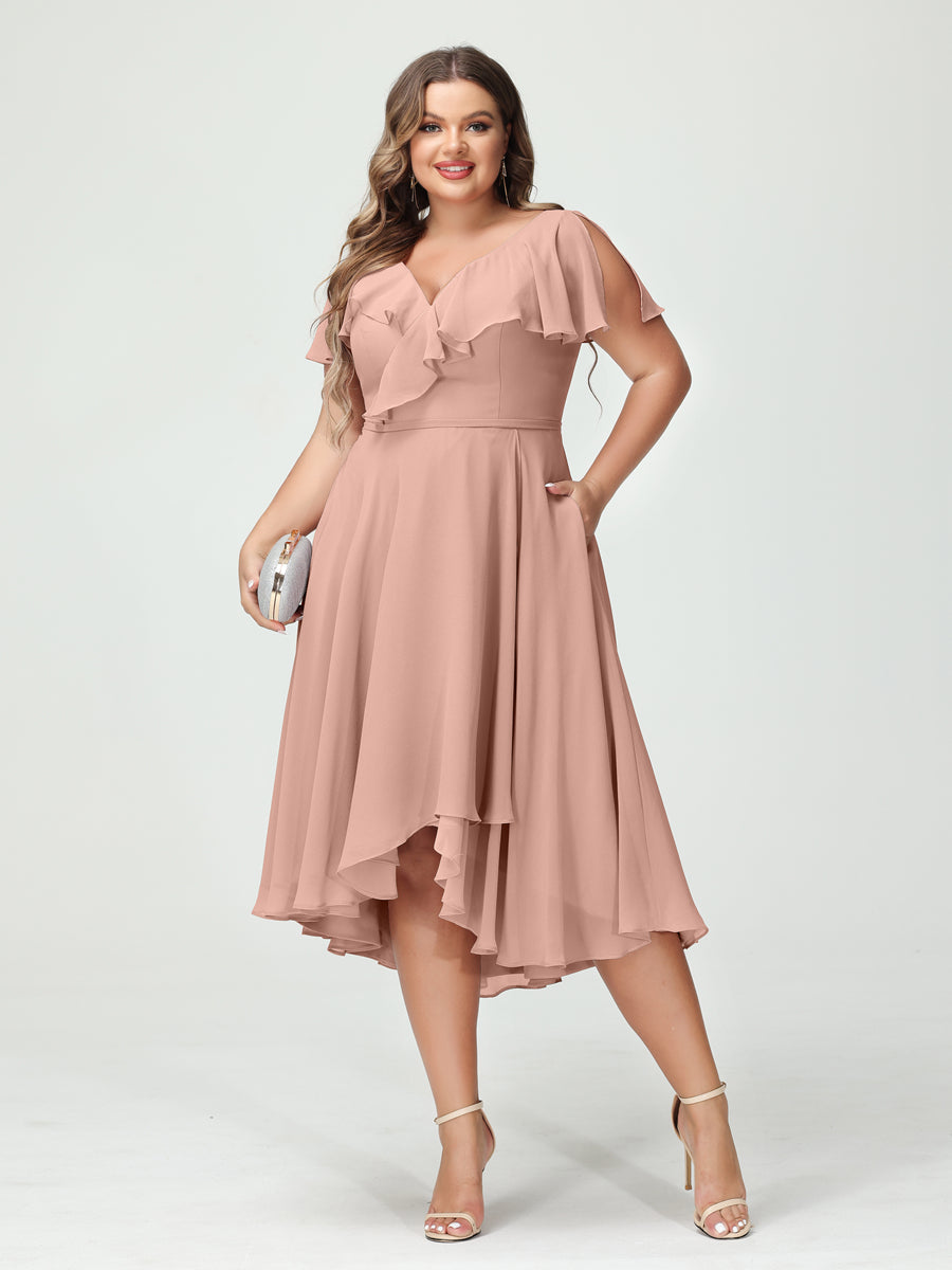 Princesa/Formato A Decote Em V Manga Curta Chiffon Babados Alto/Baixo Plus Size Vestidos de Dama de Honra com Bolsos