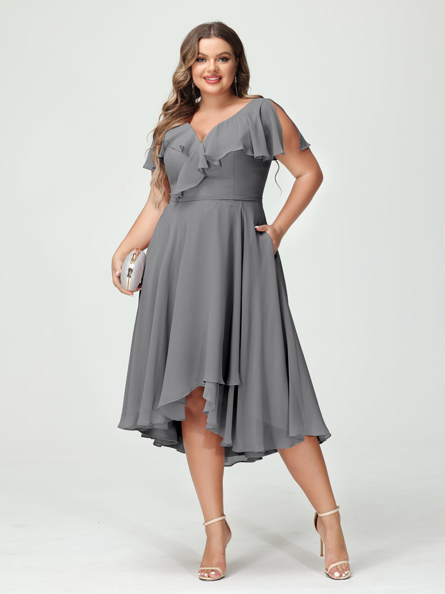 Princesa/Formato A Decote Em V Manga Curta Chiffon Babados Alto/Baixo Plus Size Vestidos de Dama de Honra com Bolsos