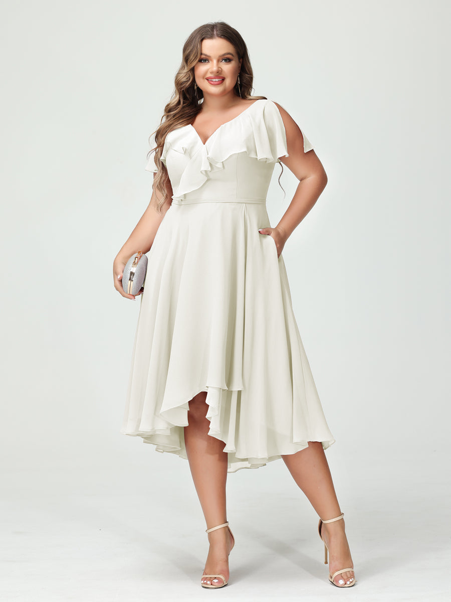 Princesa/Formato A Decote Em V Manga Curta Chiffon Babados Alto/Baixo Plus Size Vestidos de Dama de Honra com Bolsos