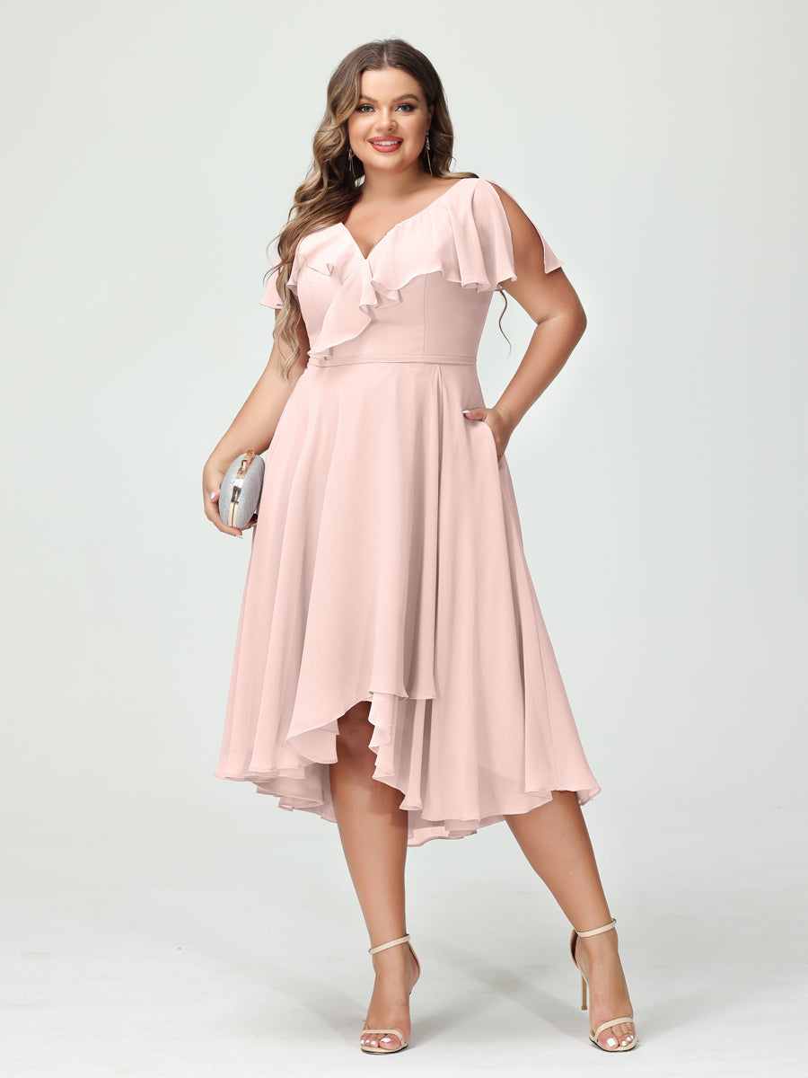 Princesa/Formato A Decote Em V Manga Curta Chiffon Babados Alto/Baixo Plus Size Vestidos de Dama de Honra com Bolsos