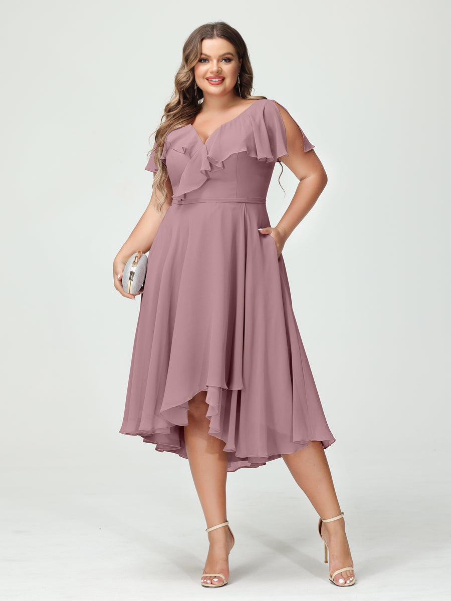 Princesa/Formato A Decote Em V Manga Curta Chiffon Babados Alto/Baixo Plus Size Vestidos de Dama de Honra com Bolsos