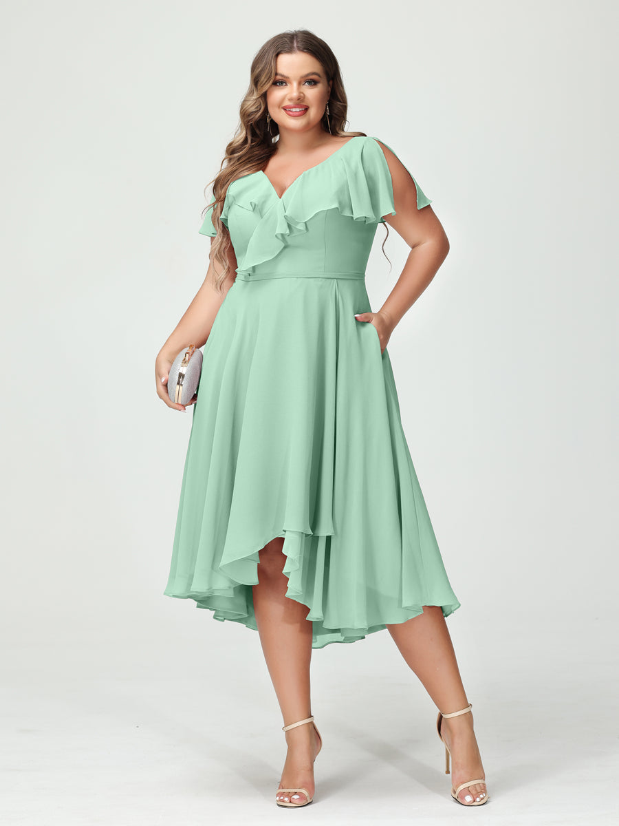 Princesa/Formato A Decote Em V Manga Curta Chiffon Babados Alto/Baixo Plus Size Vestidos de Dama de Honra com Bolsos