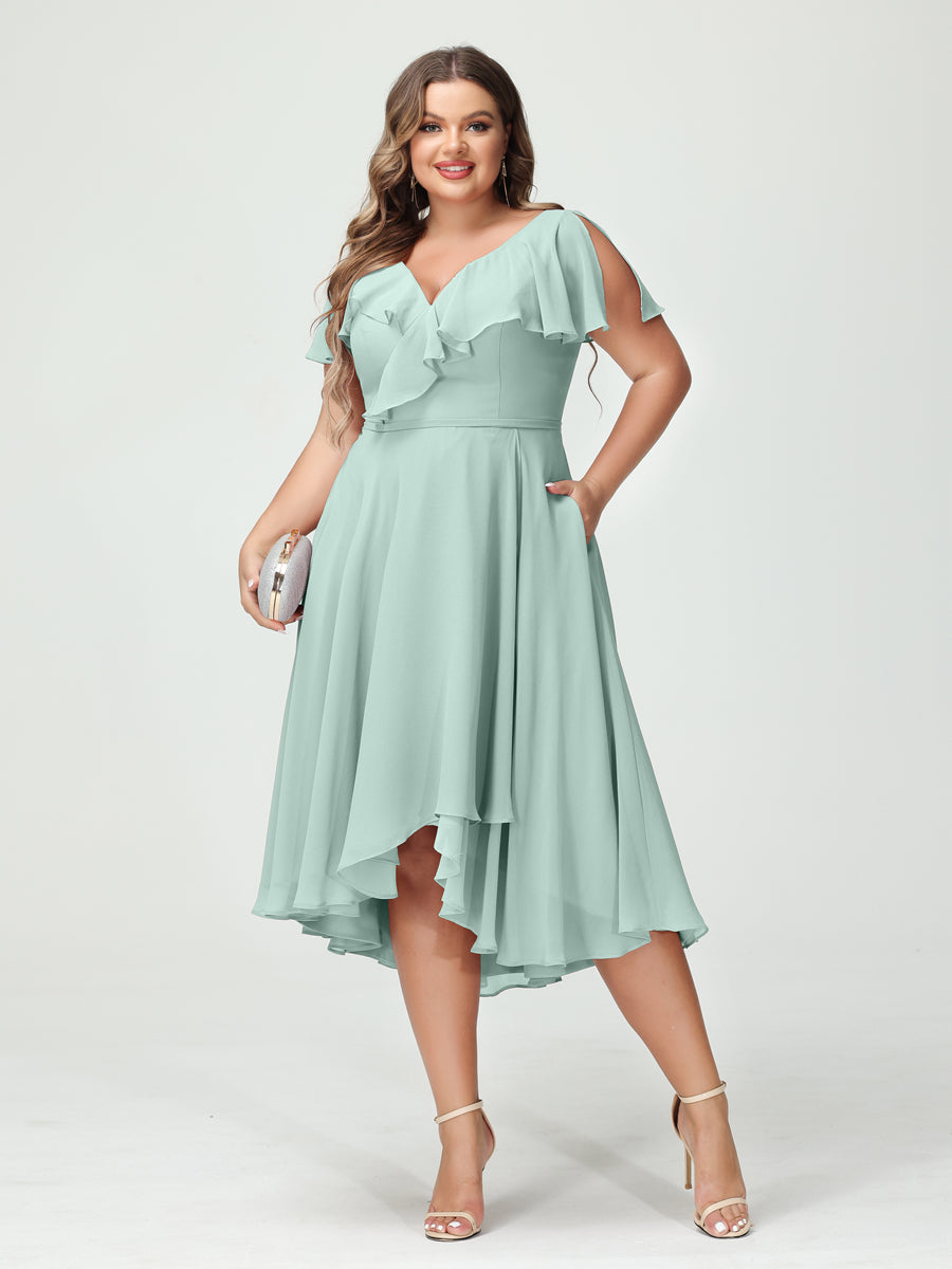 Princesa/Formato A Decote Em V Manga Curta Chiffon Babados Alto/Baixo Plus Size Vestidos de Dama de Honra com Bolsos