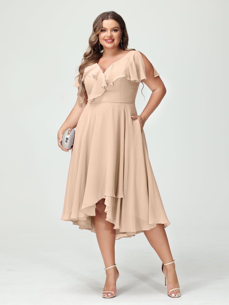 Princesa/Formato A Decote Em V Manga Curta Chiffon Babados Alto/Baixo Plus Size Vestidos de Dama de Honra com Bolsos