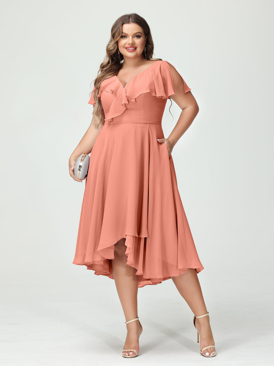 Princesa/Formato A Decote Em V Manga Curta Chiffon Babados Alto/Baixo Plus Size Vestidos de Dama de Honra com Bolsos
