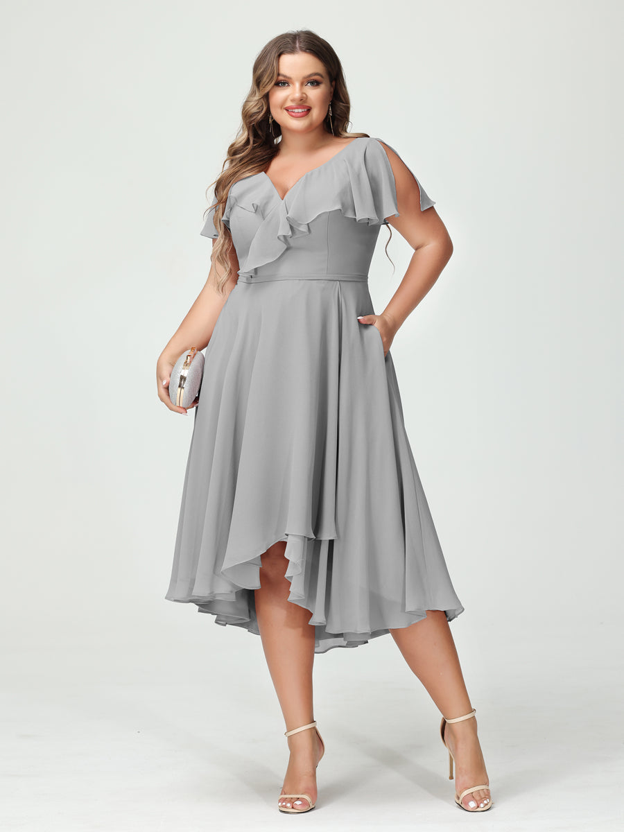 Princesa/Formato A Decote Em V Manga Curta Chiffon Babados Alto/Baixo Plus Size Vestidos de Dama de Honra com Bolsos