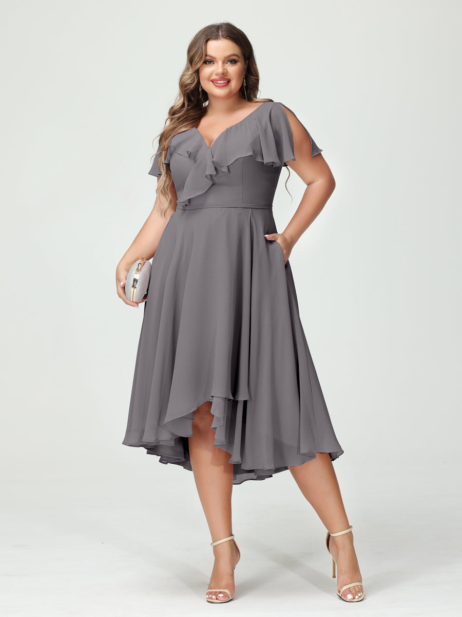 Princesa/Formato A Decote Em V Manga Curta Chiffon Babados Alto/Baixo Plus Size Vestidos de Dama de Honra com Bolsos