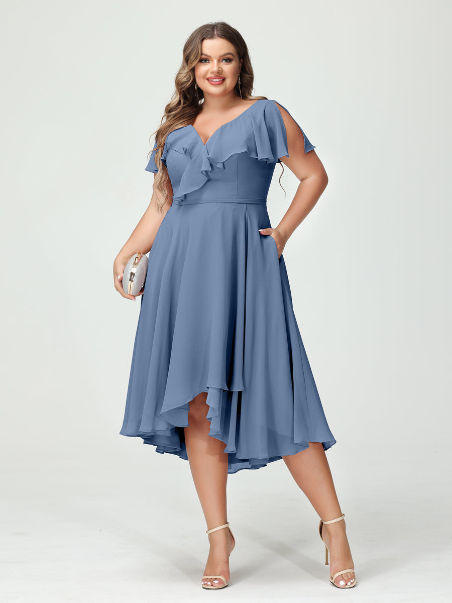 Princesa/Formato A Decote Em V Manga Curta Chiffon Babados Alto/Baixo Plus Size Vestidos de Dama de Honra com Bolsos