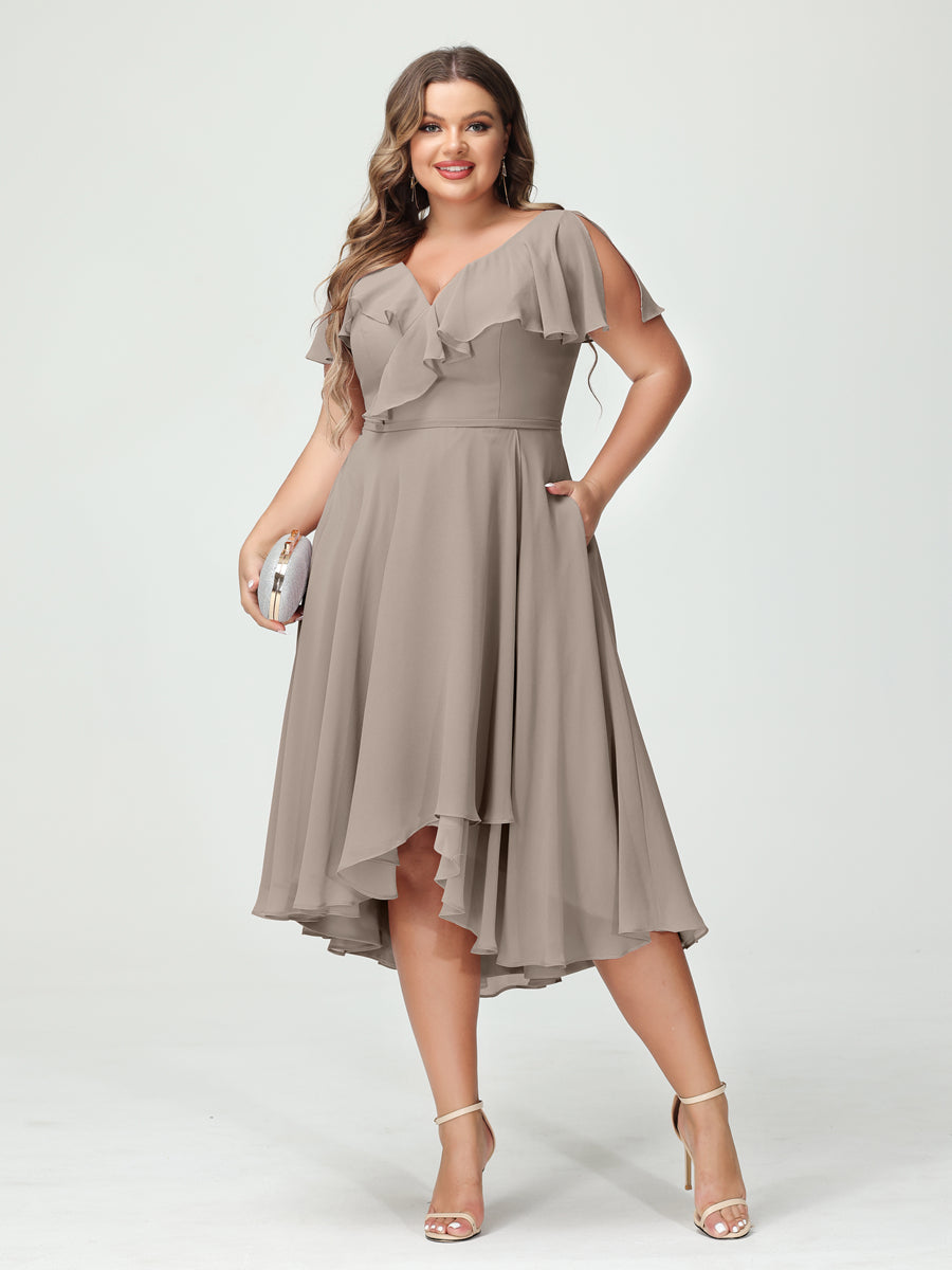 Princesa/Formato A Decote Em V Manga Curta Chiffon Babados Alto/Baixo Plus Size Vestidos de Dama de Honra com Bolsos