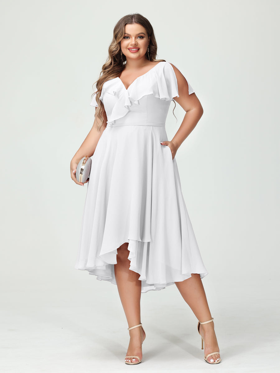 Princesa/Formato A Decote Em V Manga Curta Chiffon Babados Alto/Baixo Plus Size Vestidos de Dama de Honra com Bolsos