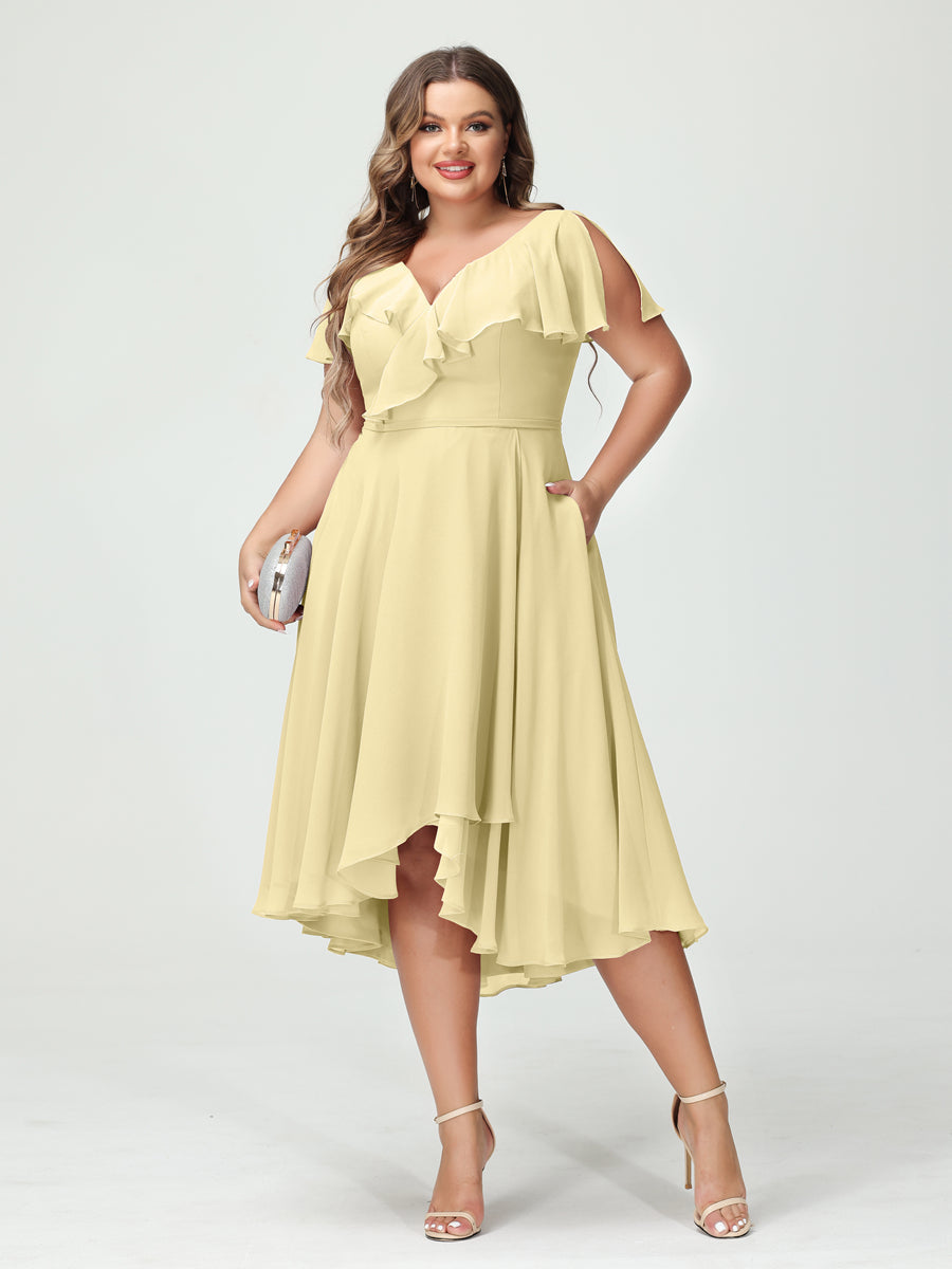 Princesa/Formato A Decote Em V Manga Curta Chiffon Babados Alto/Baixo Plus Size Vestidos de Dama de Honra com Bolsos