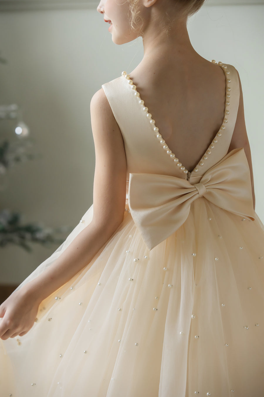 Vestidos Floridos de Tule com Gola Redonda e Pérolas e Laço de Cetim