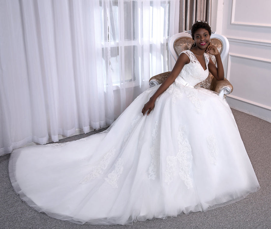 Vestido de Baile de Tule Sem Mangas com Decote Em V Vestidos de Noiva com Cinto e Apliques