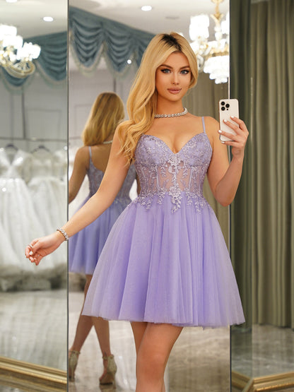 Vestidos Curtos Sem Mangas com Alças Finas Evasê e Apliques