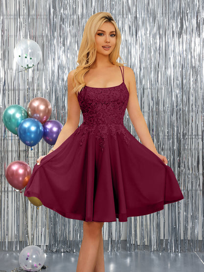 Vestidos Curtos Sem Mangas com Alças Finas Evasê e Apliques
