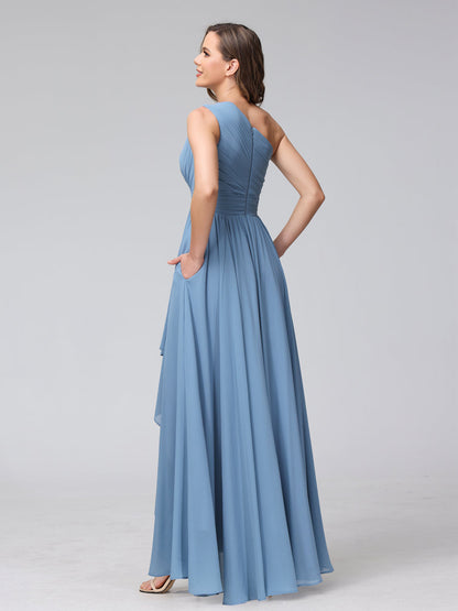 Vestidos de Dama de Honra Evasê de Um Ombro Sem Mangas Em Chiffon Alto e Baixo com Bolsos