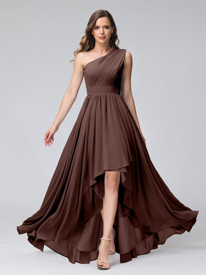 Vestidos de Dama de Honra Evasê de Um Ombro Sem Mangas Em Chiffon Alto e Baixo com Bolsos